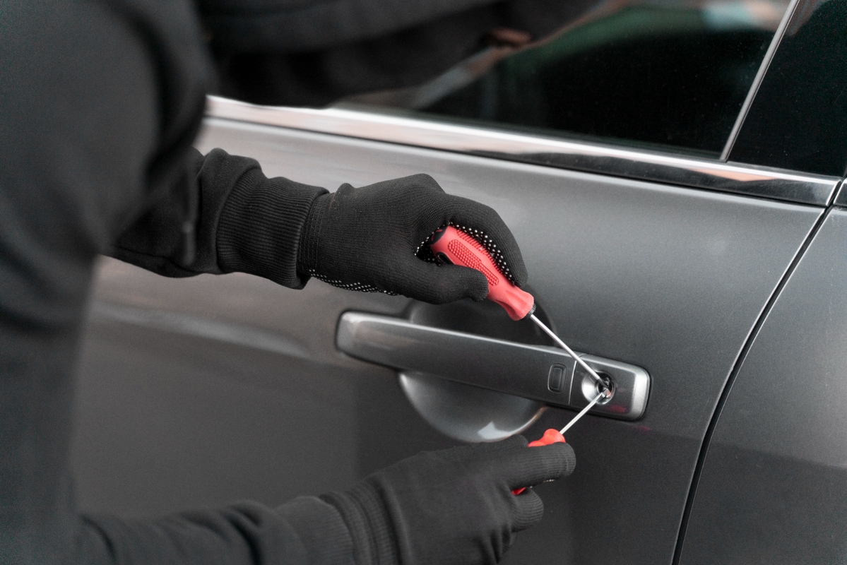 Automobilių savininkams – nuostoliai: ne tik apvogė, bet ir apgadino
