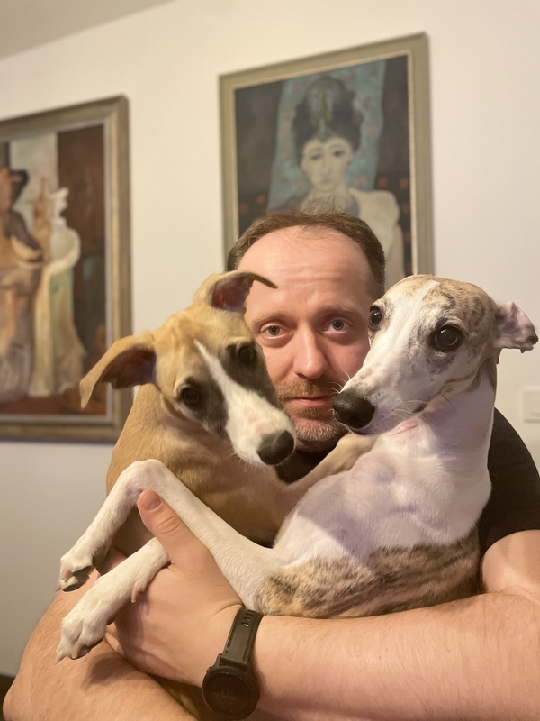 Permainos: niekada nesižavėjęs vipetų veislės šunimis, dabar A.Žiurauskas džiaugiasi net dviejų – Mūzos ir Smilgos – draugija.