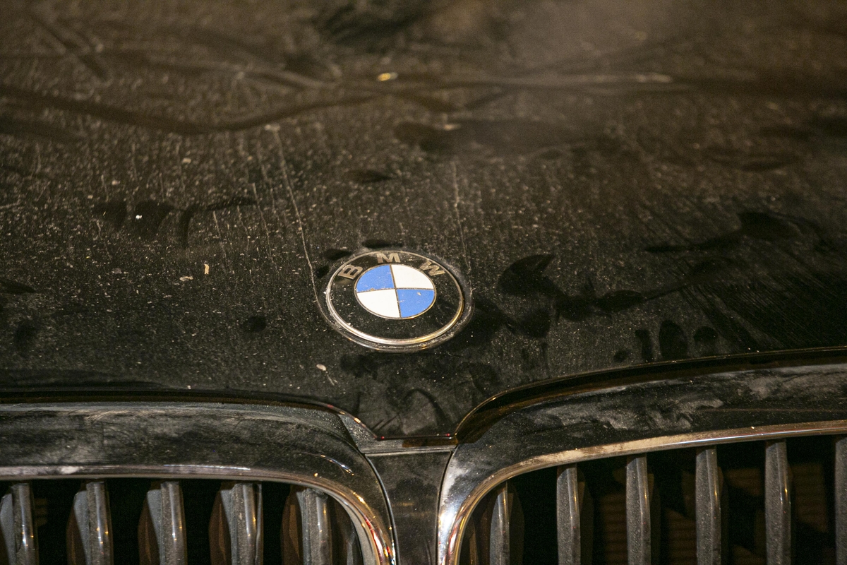 Neblaivus ugniagesys vairavo automobilį