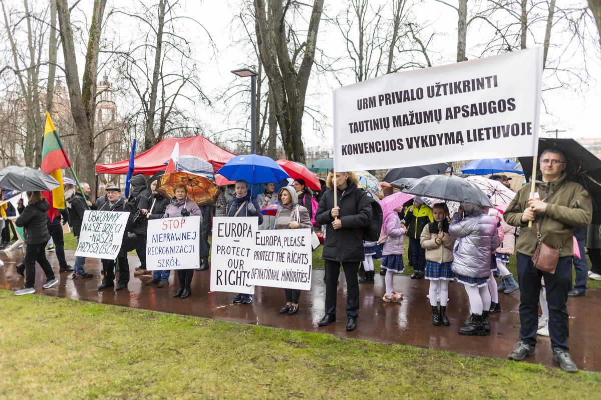 Mitingas „Apginti tautinių mažumų mokyklas Trakų rajone“