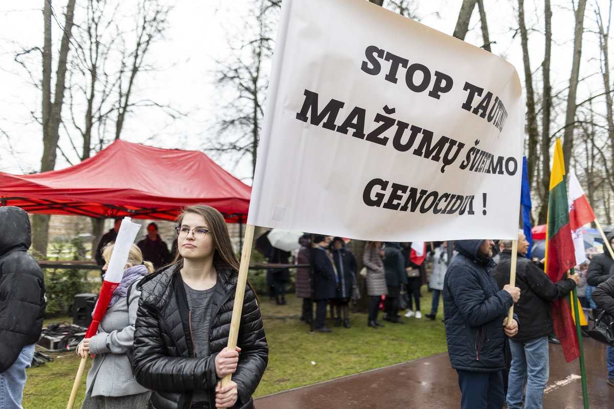Mitingas „Apginti tautinių mažumų mokyklas Trakų rajone“