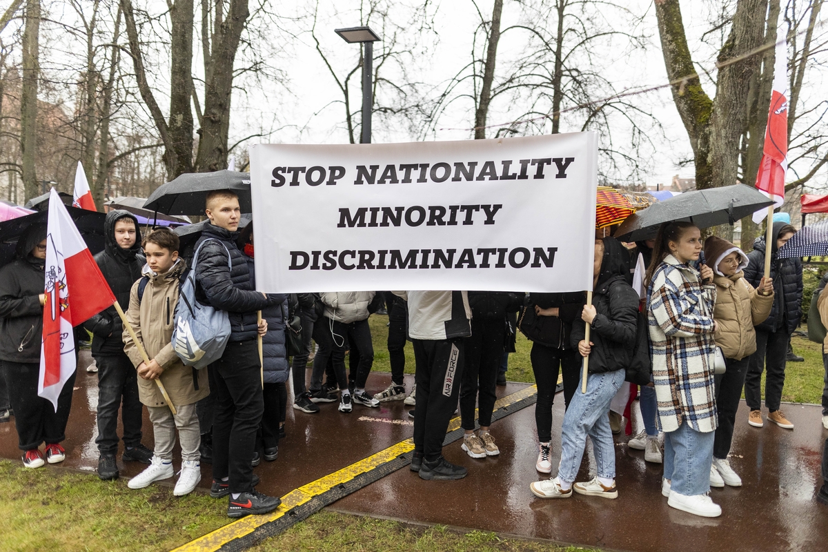 Mitingas „Apginti tautinių mažumų mokyklas Trakų rajone“