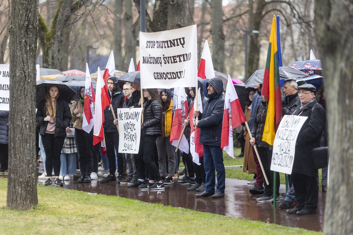 Mitingas „Apginti tautinių mažumų mokyklas Trakų rajone“
