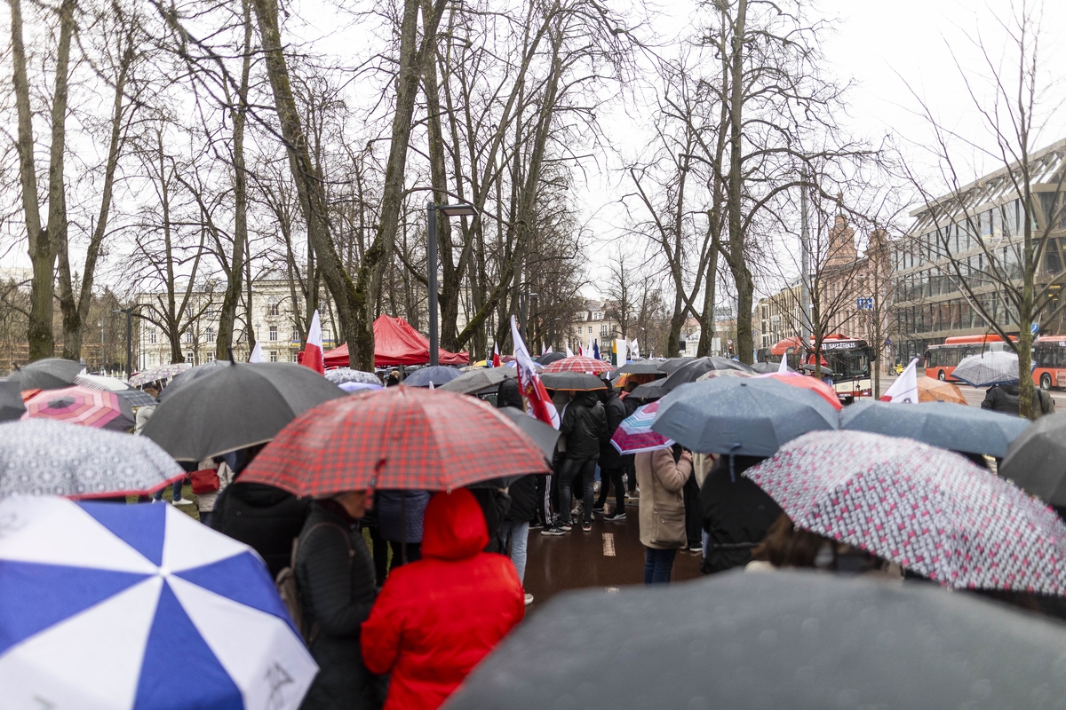 Mitingas „Apginti tautinių mažumų mokyklas Trakų rajone“