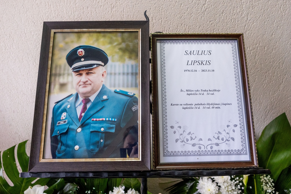 Trakuose atsisveikinama su tragiškai žuvusiu policijos pareigūnu