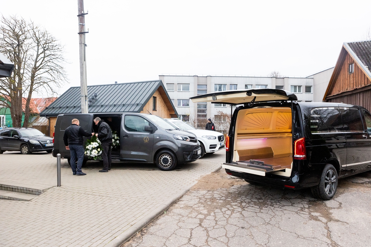 Trakuose atsisveikinama su tragiškai žuvusiu policijos pareigūnu