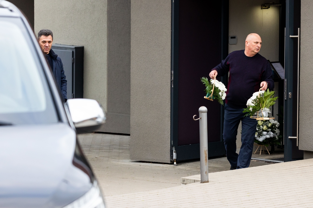Trakuose atsisveikinama su tragiškai žuvusiu policijos pareigūnu