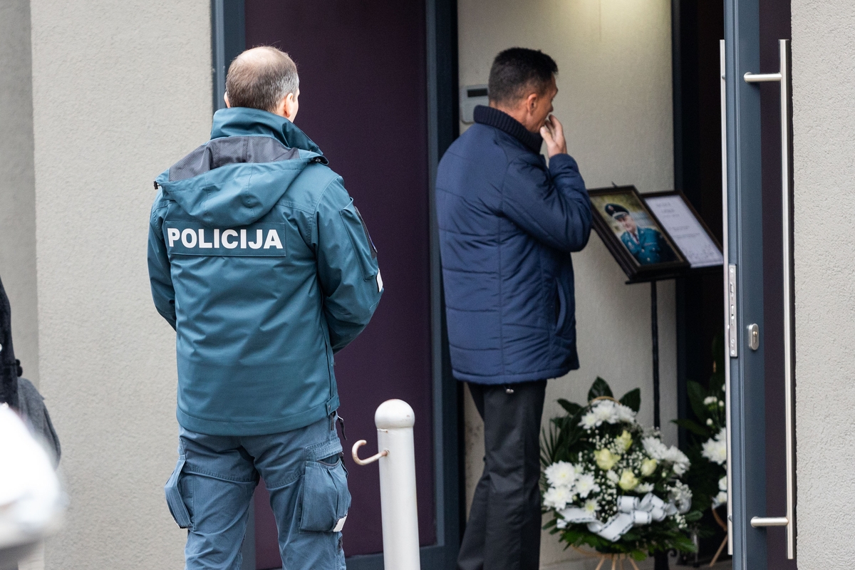 Trakuose atsisveikinama su tragiškai žuvusiu policijos pareigūnu