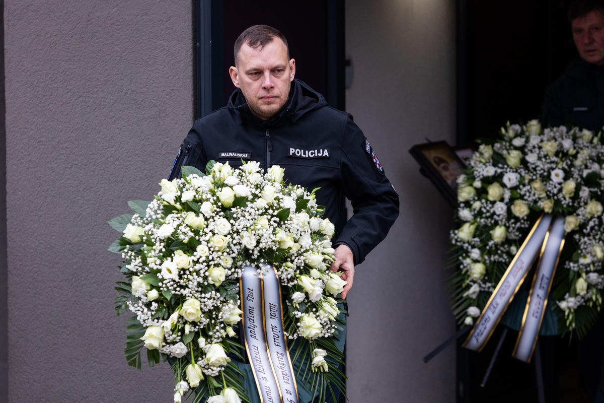 Trakuose atsisveikinama su tragiškai žuvusiu policijos pareigūnu