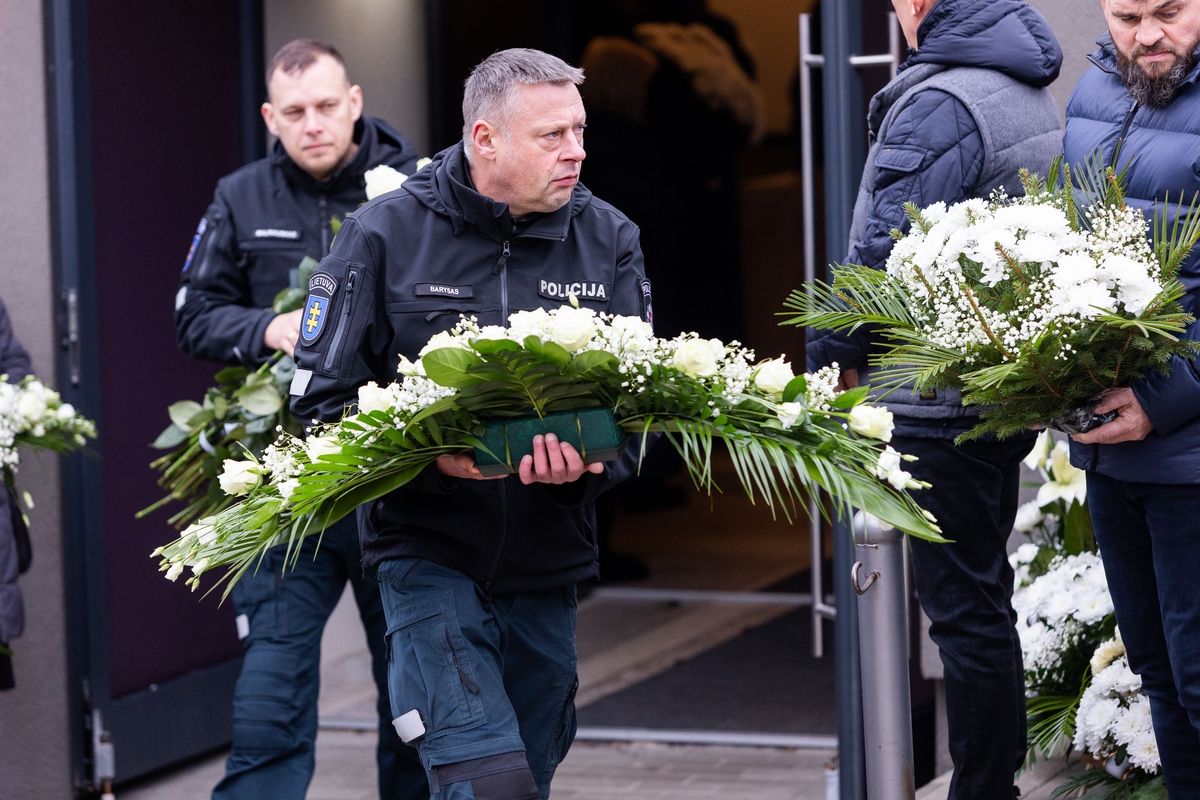 Trakuose atsisveikinama su tragiškai žuvusiu policijos pareigūnu