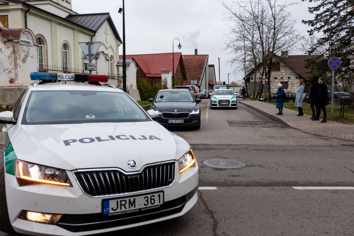 Trakuose atsisveikinama su tragiškai žuvusiu policijos pareigūnu