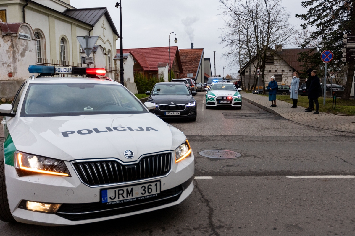 Trakuose atsisveikinama su tragiškai žuvusiu policijos pareigūnu