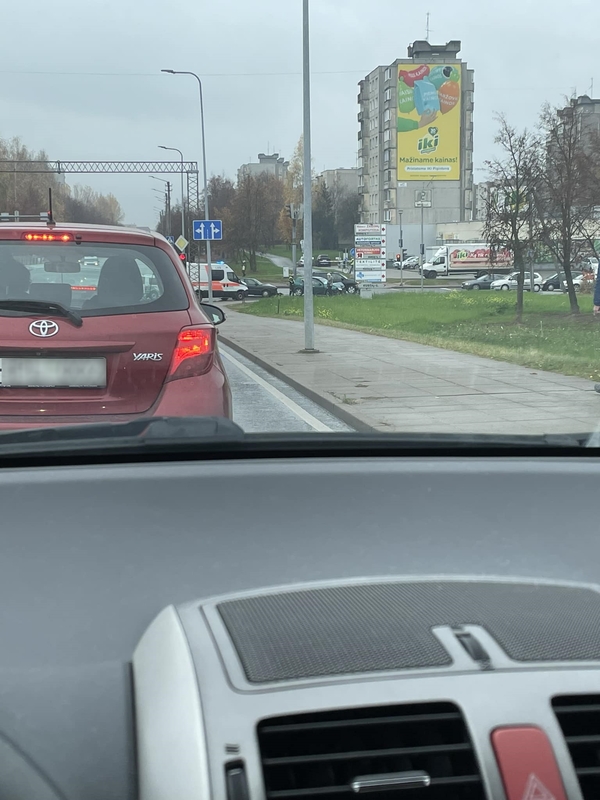 Netoli „Megos“ – avarija: vairuotojai medikų pagalbos atsisakė
