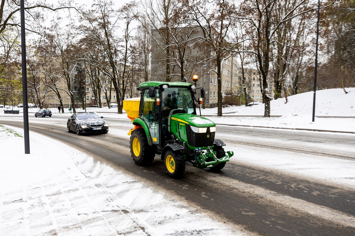 Sniegas sunkina eismo sąlygas Vilniuje