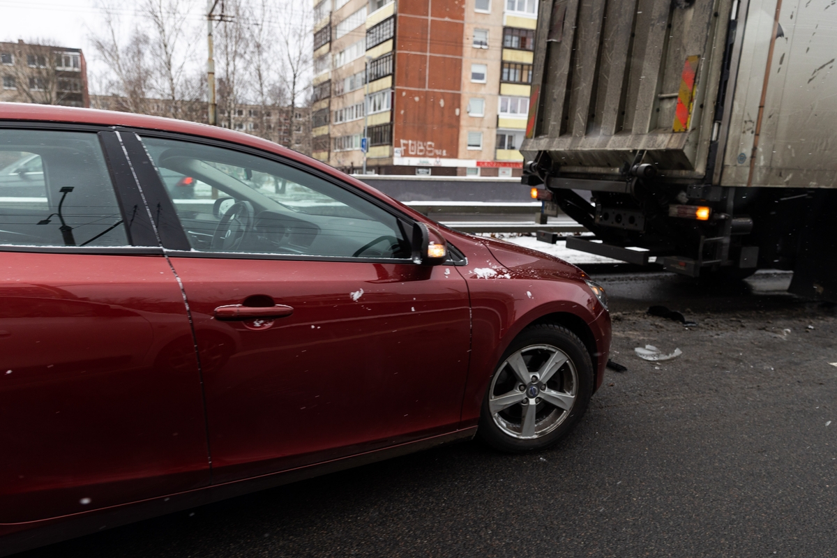 Sniegas sunkina eismo sąlygas Vilniuje