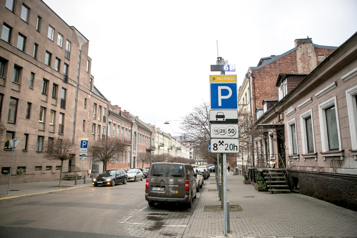 Patogu: Gedimino gatvėje, įvažiavus iš Donelaičio arba Kęstučio gatvių, sumontuotos švieslentės, kuriose matoma kiek yra laisvų vietų parkavimo zonoje.