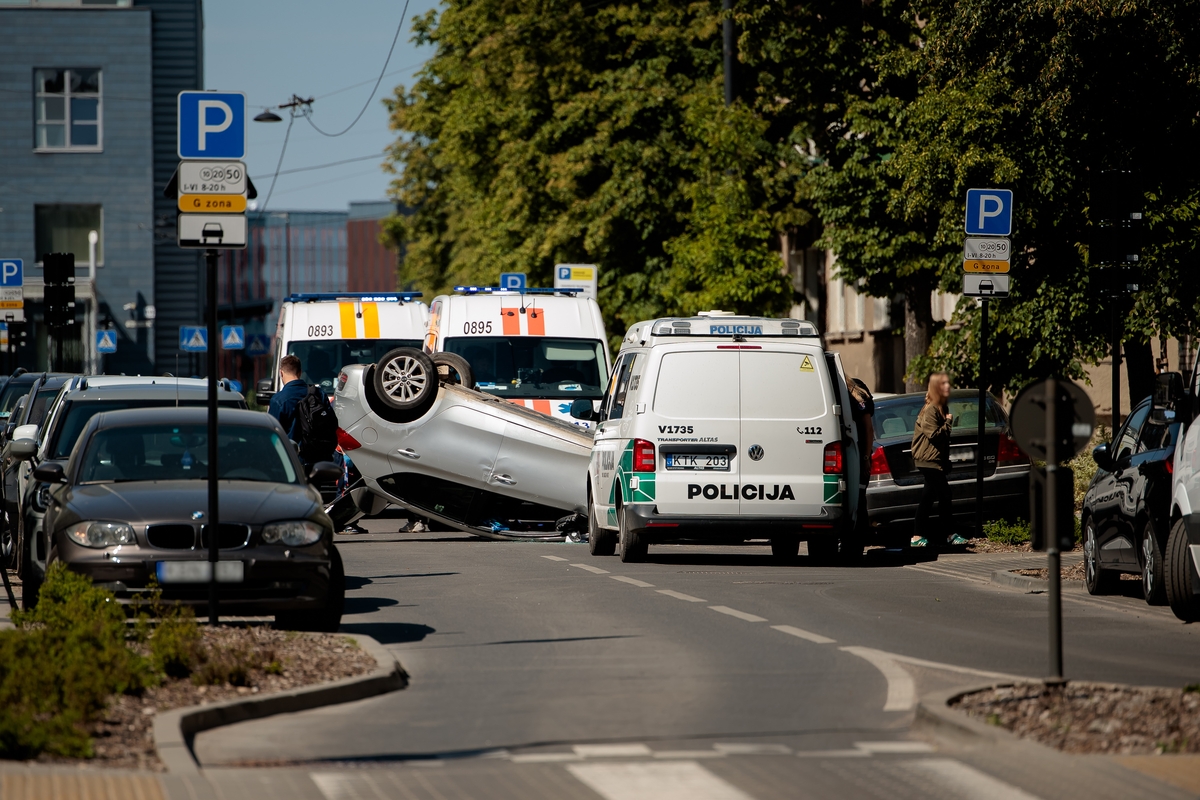Prie policijos pastato automobilis apsivertė ant stogo