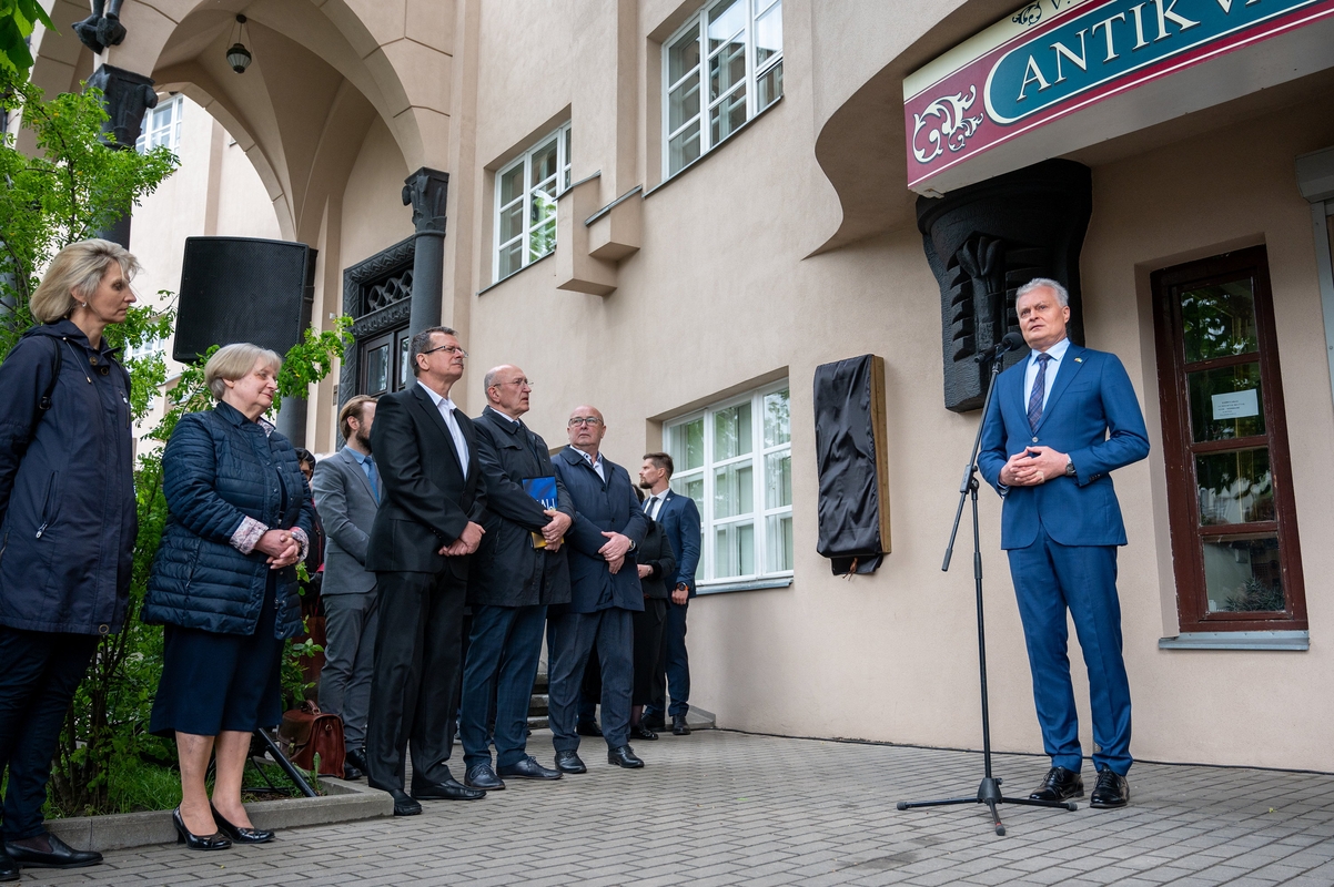 Prie V. Staniulio knygyno atidengta atminimo lenta