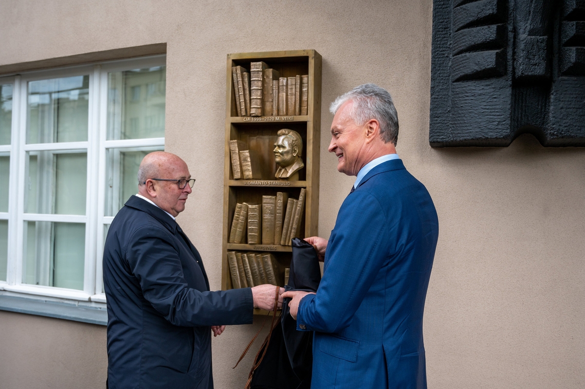 Prie V. Staniulio knygyno atidengta atminimo lenta