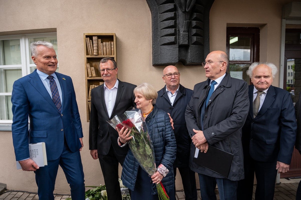 Prie V. Staniulio knygyno atidengta atminimo lenta