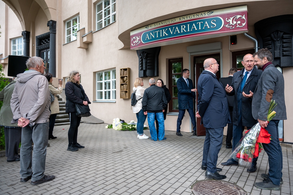 Prie V. Staniulio knygyno atidengta atminimo lenta