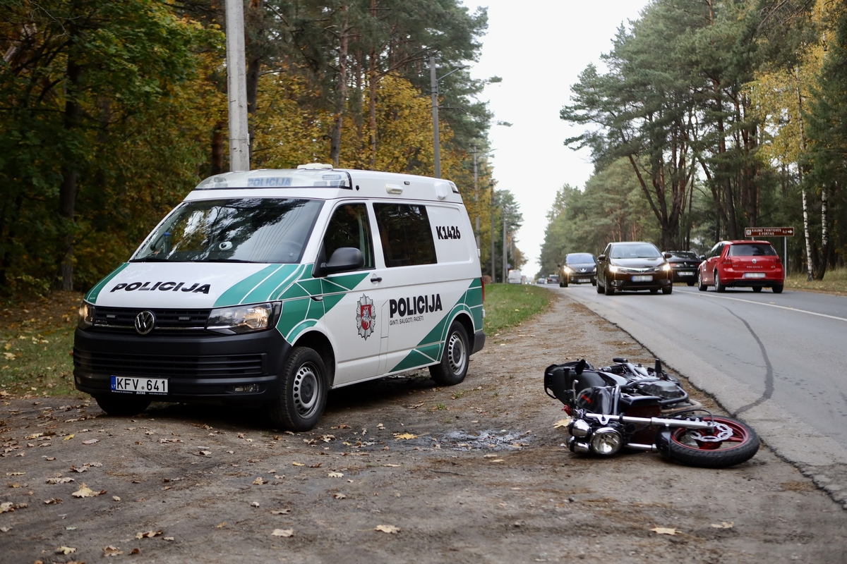 Romainiuose – baisi motociklo ir paspirtuko avarija