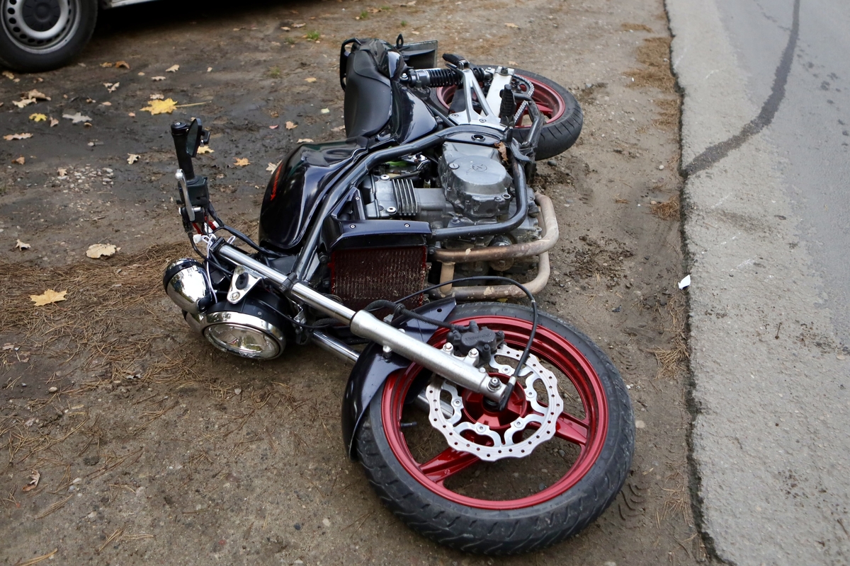 Romainiuose – baisi motociklo ir paspirtuko avarija
