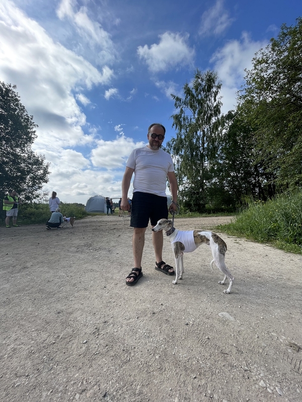 Permainos: niekada nesižavėjęs vipetų veislės šunimis, dabar A.Žiurauskas džiaugiasi net dviejų – Mūzos ir Smilgos – draugija.
