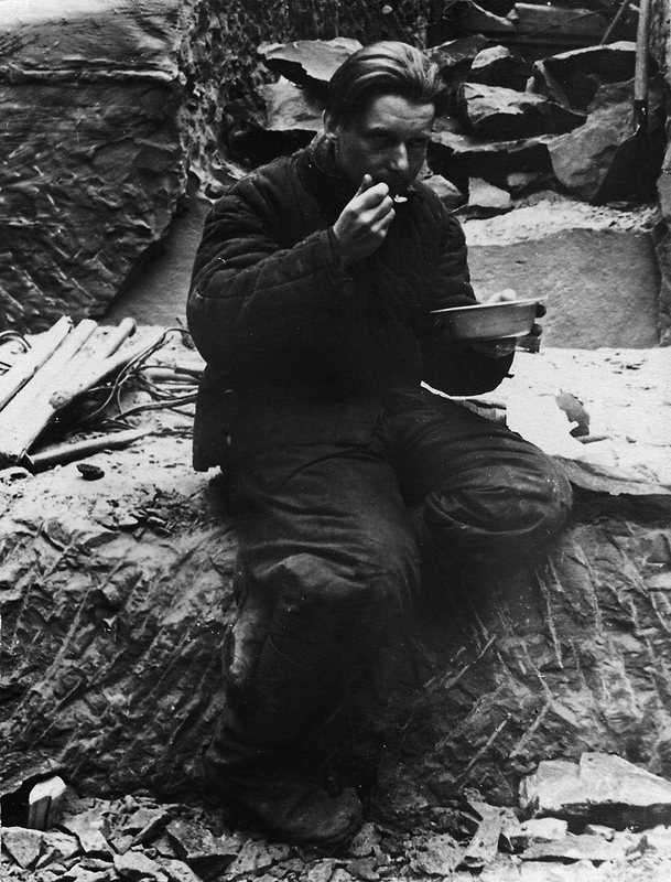 Išnaudojimas: R. Vaicekauskas kasa anglis šachtoje Jakutske. 1954 m. 