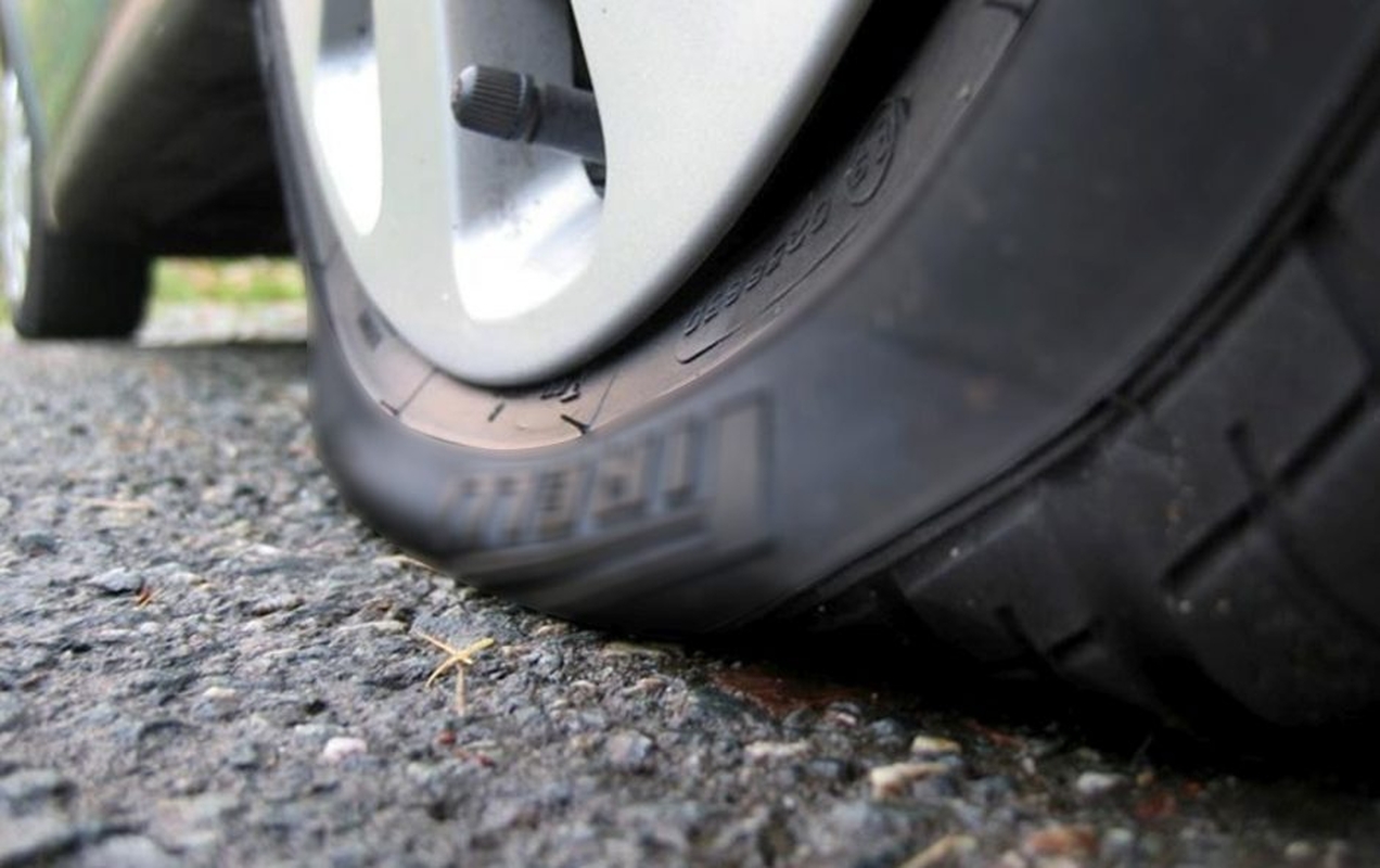 Sostinėje automobiliams pradurtos padangos