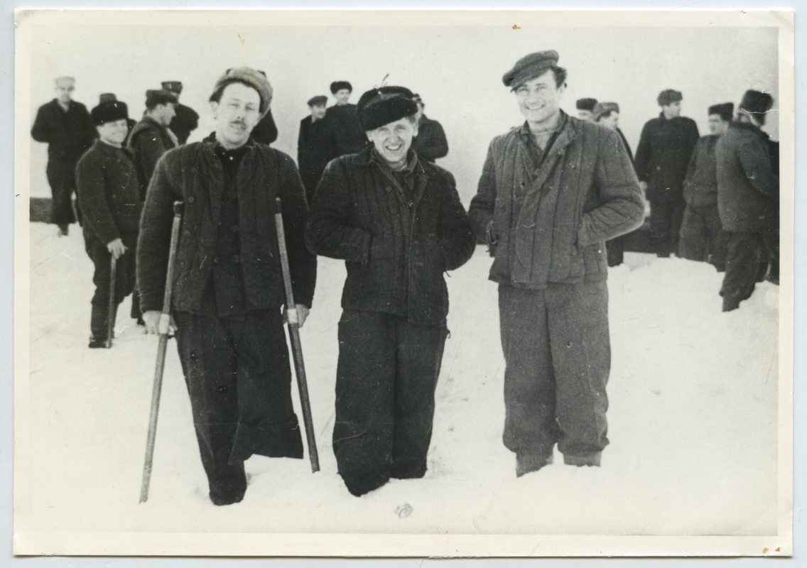 Išliko: Alfonsas Kunigonis sukilimo metu neteko kojos (stovi su ramentais). 1955 m., Kengyras.