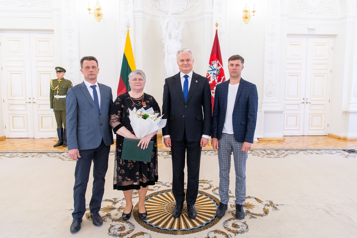 Motinos dienos proga Nausėda apdovanojo 52 mamas ir globėjas