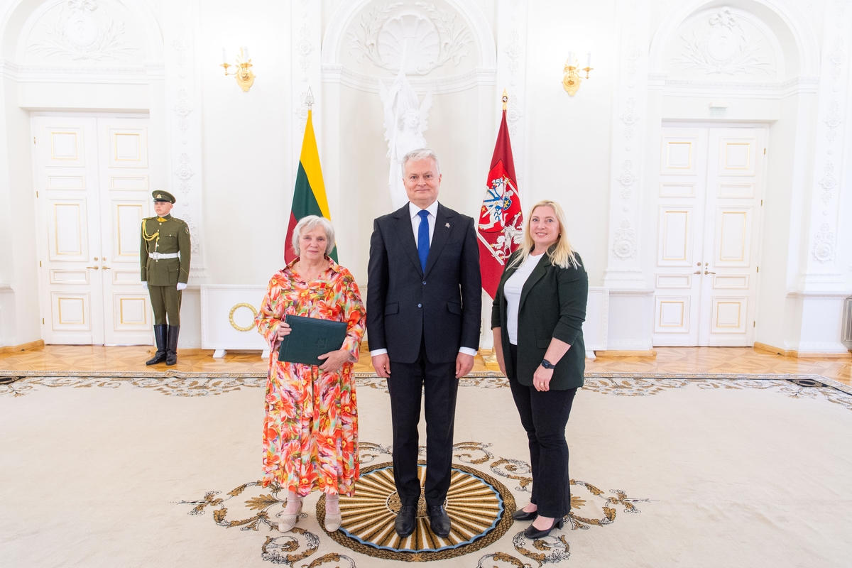 Motinos dienos proga Nausėda apdovanojo 52 mamas ir globėjas