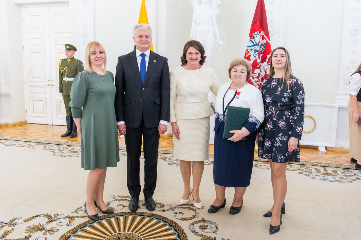 Motinos dienos proga Nausėda apdovanojo 52 mamas ir globėjas
