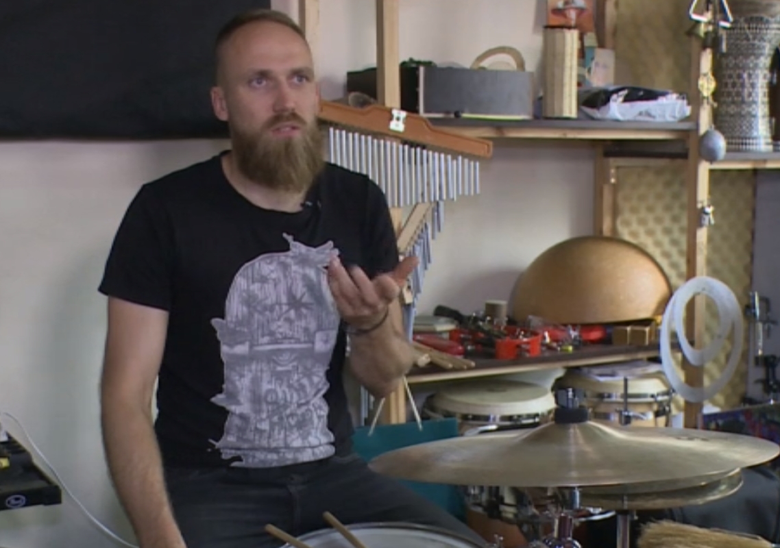 Perkusininkas V. Švažas savo rankomis gamina instrumentus 