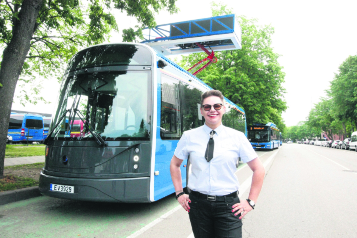 Žinios: L.Brunevičiūtė prisipažino, jog neretai smalsuoliams tenka pasakoti apie jos vairuojamo elektrinio autobuso inovacijas.