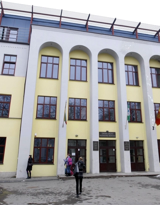 Atstatė: S.Dacho vardas mokyklai grąžintas 1995 m.