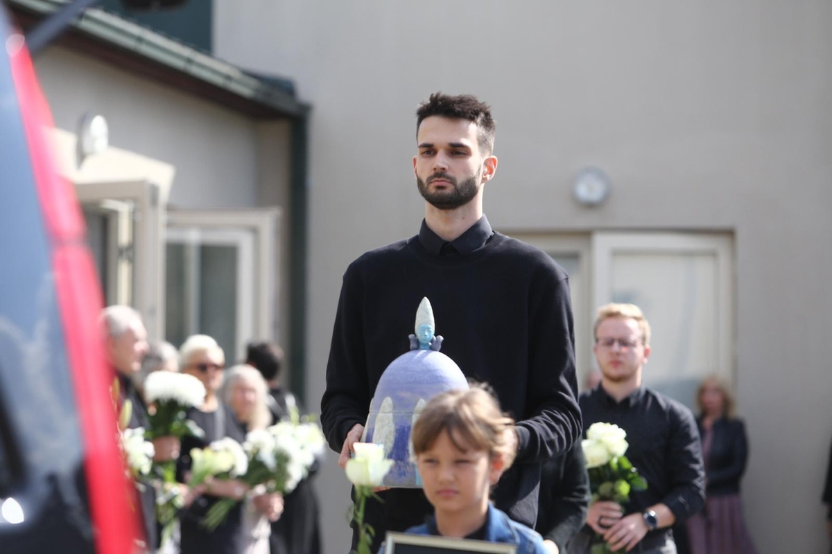 Atsisveikinimas su rašytoju R. Marčėnu