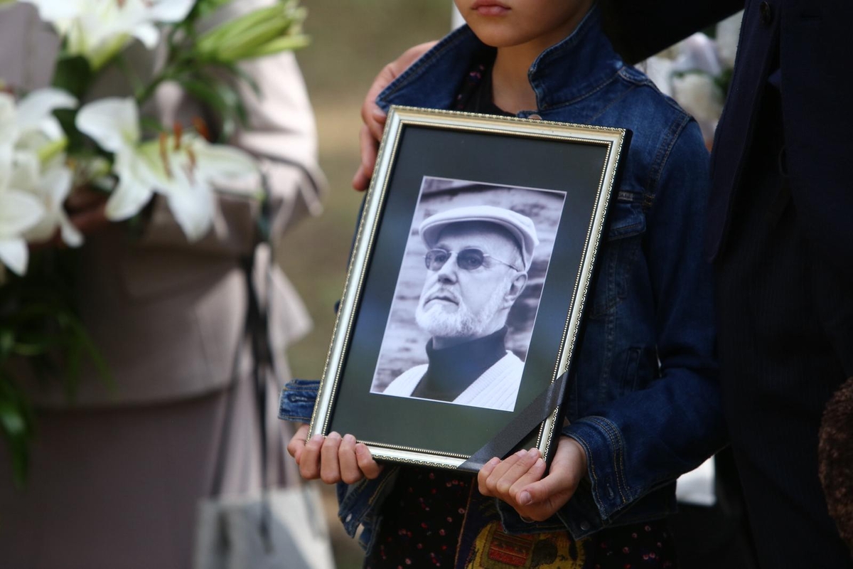 Atsisveikinimas su rašytoju R. Marčėnu