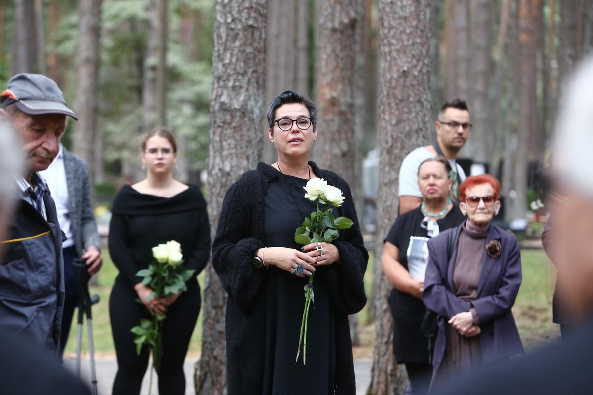 Atsisveikinimas su rašytoju R. Marčėnu