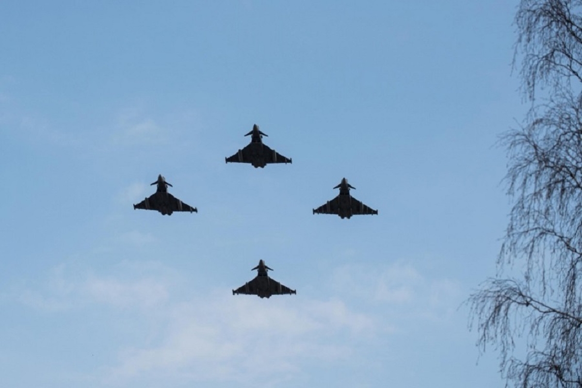 NATO naikintuvai du kartus kilo lydėti Rusijos karinių orlaivių