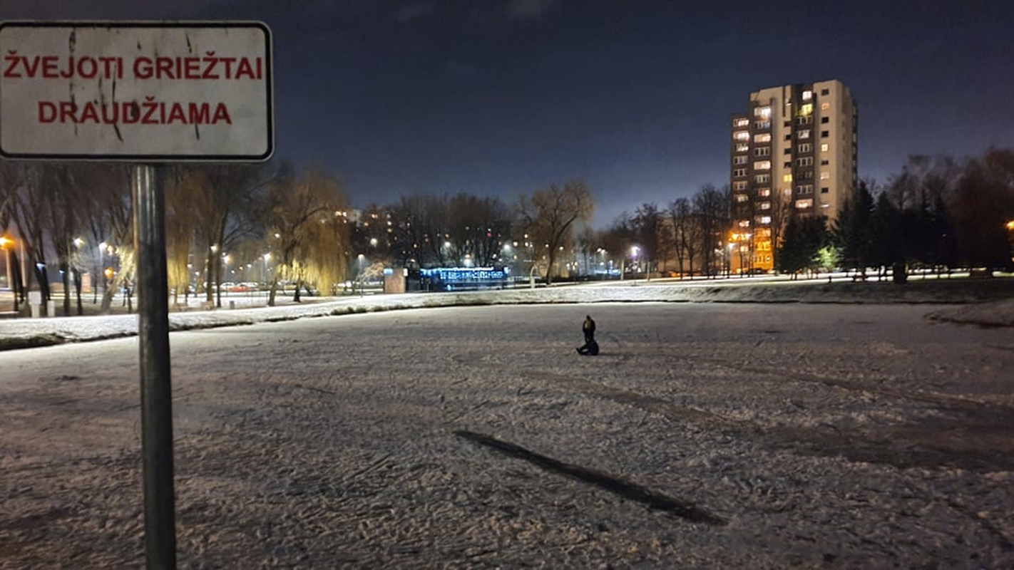 Nesaugu: Kalniečių parko tvenkinys virto ledo arena, tačiau specialistai įspėja apie pavojus.