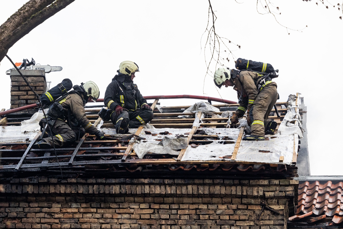 Ieškomas padegėjas, supleškinęs negyvenamą namą Vilniuje
