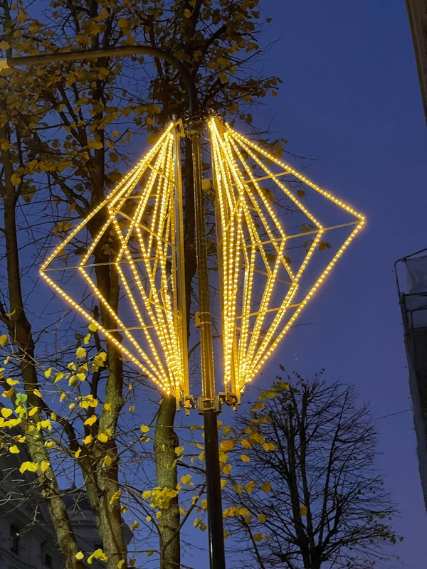 Bandymas: kauniečiai užfiksavo, kaip išbandomos naujos kalėdinės dekoracijos.