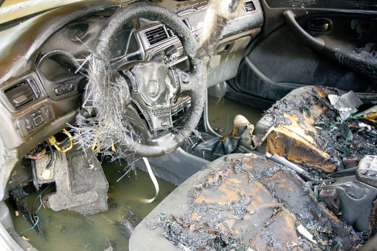 Policija įtaria, kad kauniečių „Peugeot“ buvo padegtas tyčia
