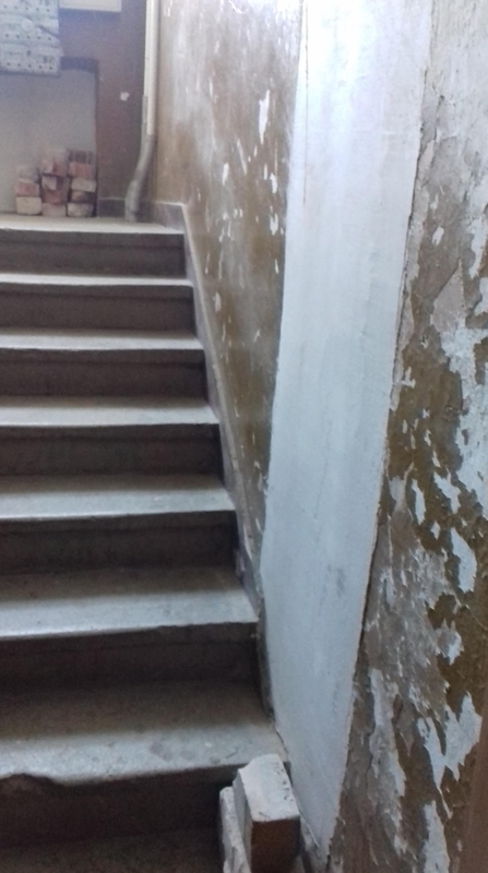 Situacija: papildomi laiptinių remonto darbai renovacijos investicijų plane nebuvo numatyti.
