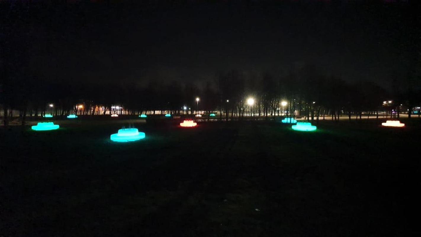 Spalvas keičiantys suoliukai Kalniečių parke