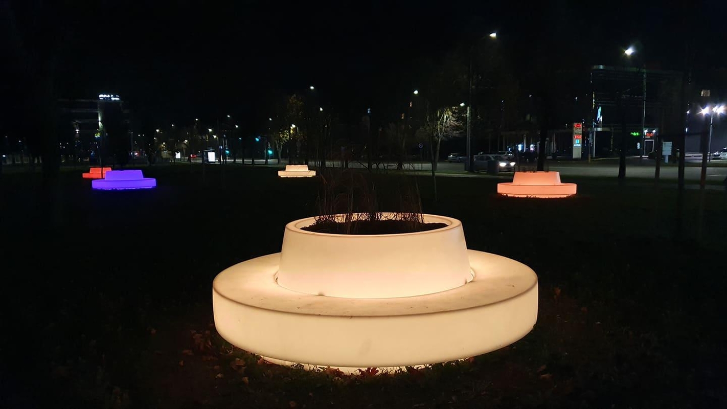 Spalvas keičiantys suoliukai Kalniečių parke