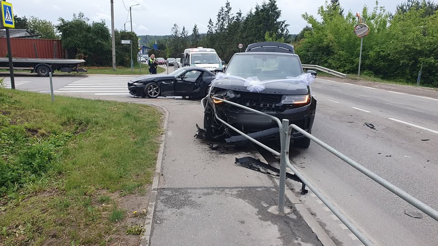 Šventiškai išpuoštą prabangų automobilį sustabdė atitvaras