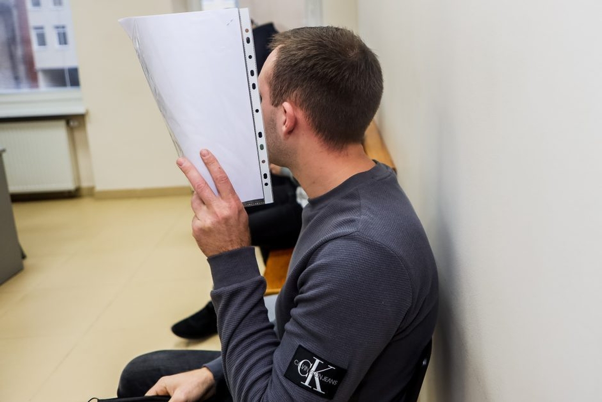 Spąstai: M. Tėvainį (dešinėje) ir D. Kalinovą teismas įpareigojo neatlygintinai prižiūrėti senelius ir neįgaliuosius ir sumokėti padarytą keturženklę žalą nukentėjusiajai.